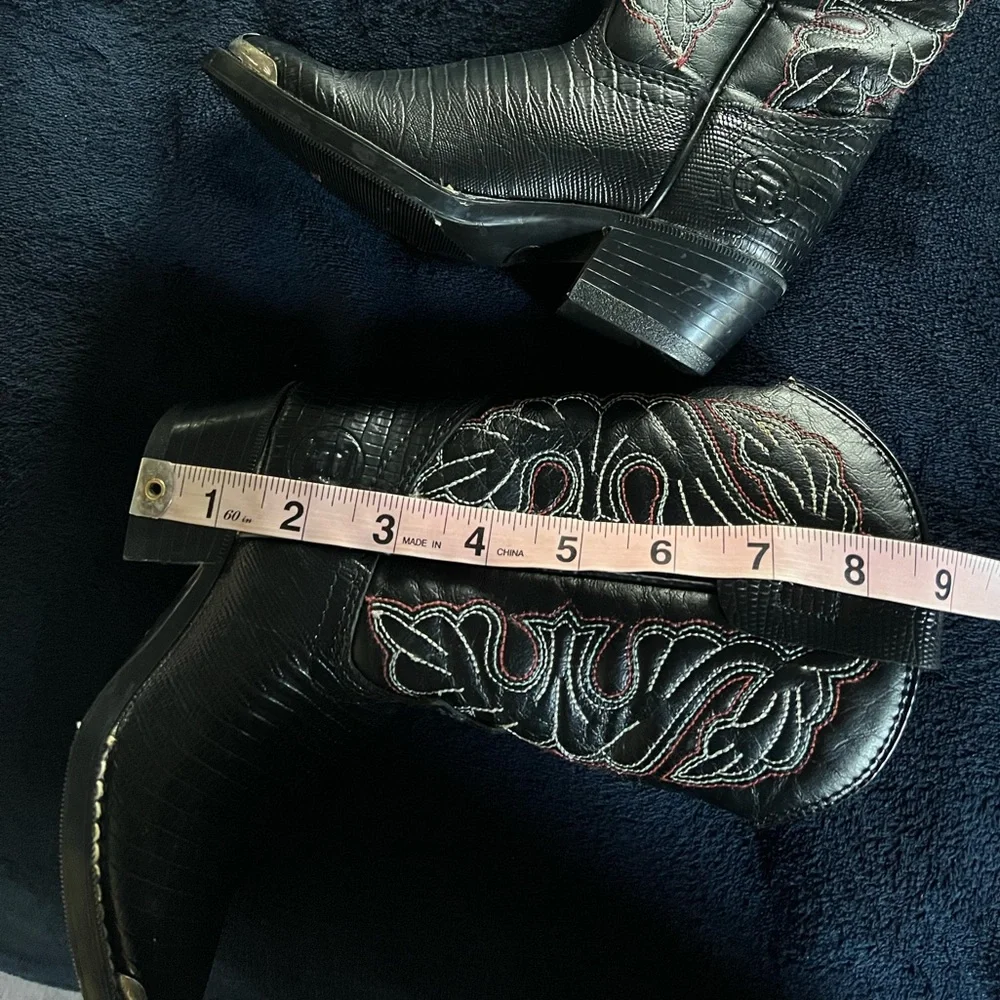 CHILDREN’S BOOTS BLACK WITH WHITE & RED STITCHING AND ENGRAVED TOE PLATE, VTG